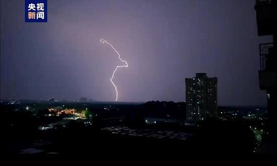 孟加拉国多地出现雷暴天气