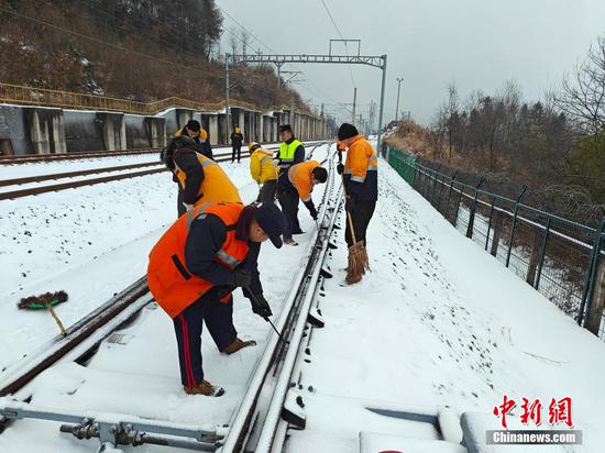 铁路部门积极应对雨雪天气