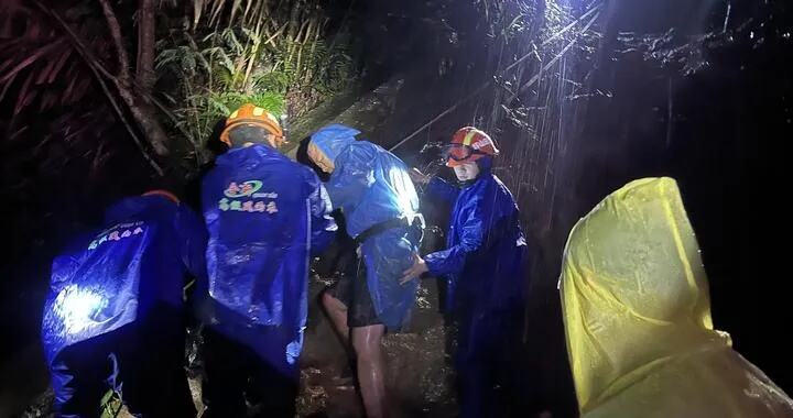 一家五口雨夜被困深山