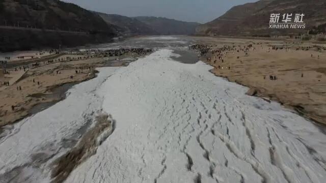 黄河壶口段出现流凌封河