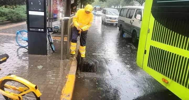 北京早高峰遇降雨 车辆排长龙出行受影响