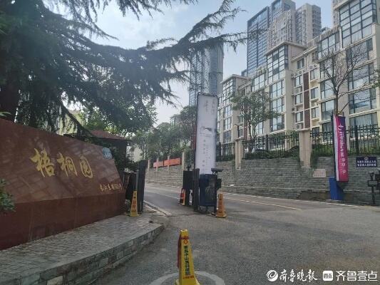 业主乱停车被禁止自由出入小区