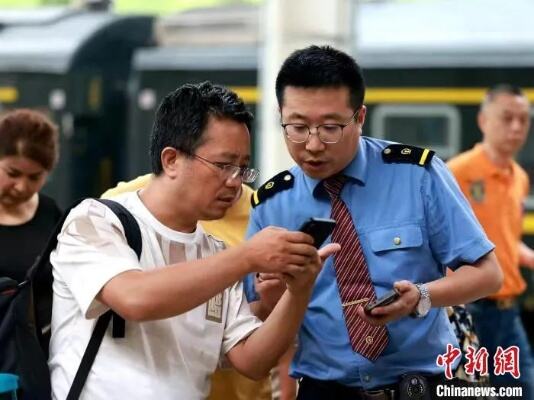 青藏铁路今年首趟旅游专列开行