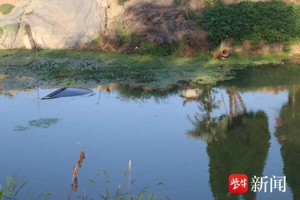 两人同时冲向地铁车门