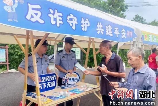 社区集市里民警送上反诈年货