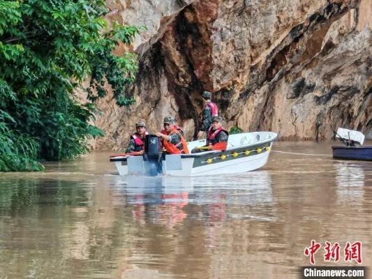 台风“摩羯”影响广西崇左 树木连根拔起铁皮被吹飞