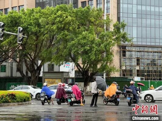 顶着台风天到空无一人的海边巡逻