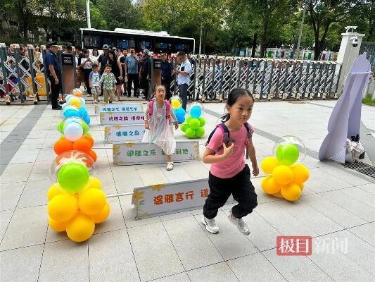 武汉一高中举行校园开放日