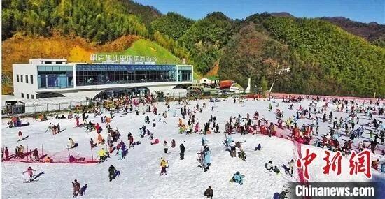 新春走基层书加快发展冰雪经济