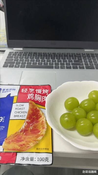 退休老部长领中秋月饼