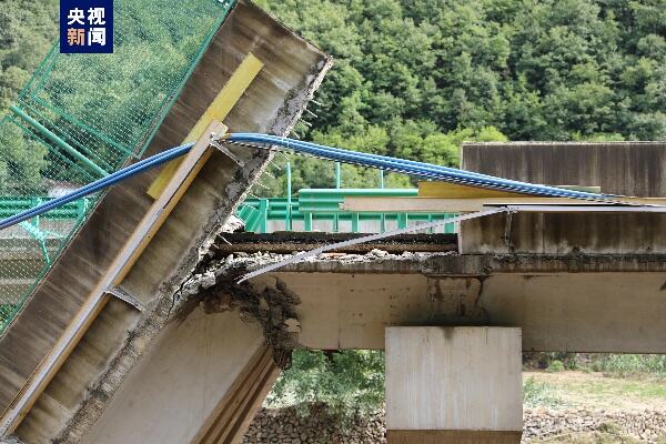 广东梅大高速塌方已致19人死亡