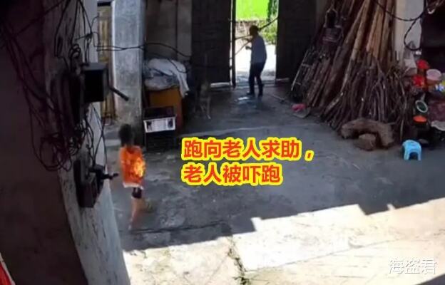 公园草地起火男子拿扫帚帮灭火