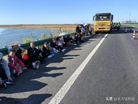 51名旅客滞留高速公路