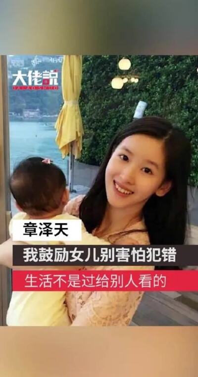 女儿犯错爸爸拿鸡毛掸子吓唬她