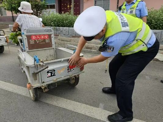 孝昌交警为群众粘贴暖心反光贴