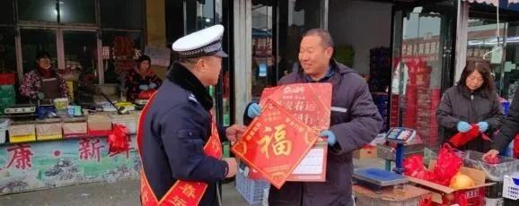 万福迎春亮相八一广场年味浓