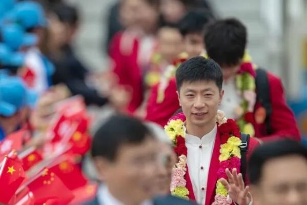 15万人迎接巴黎奥运会火种抵法