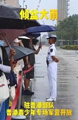 驻港部队官兵缅怀革命先烈