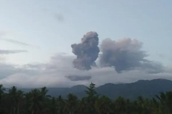 印尼杜科诺火山再喷发