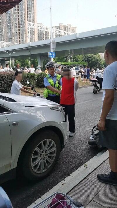 网传男子驾车撞向路边人群