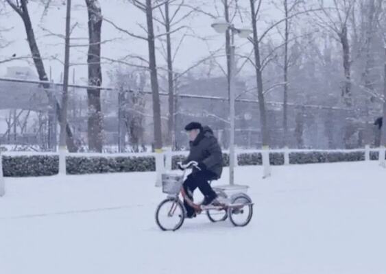 89岁院士雪中骑三轮车去实验室