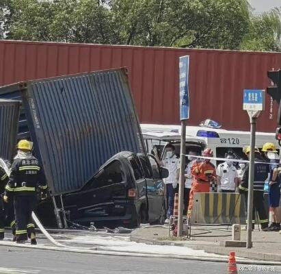 印度一皮卡翻车致14人死亡