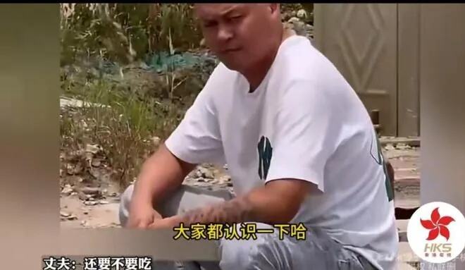 丈夫用担架把妻子抬去银行办业务