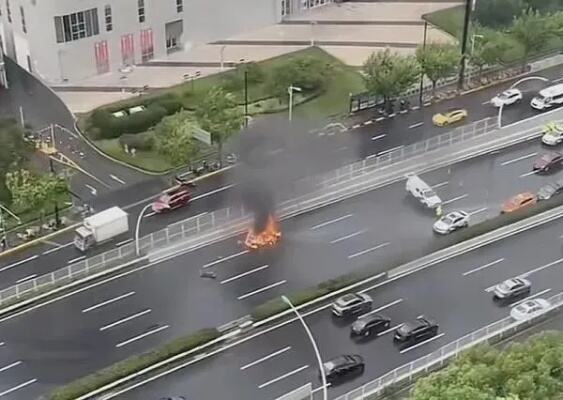 上海北横通道一车辆起火