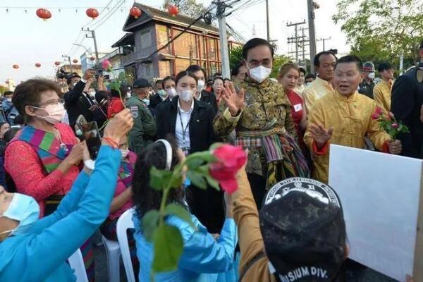 泰国总理穿唐装用汉语向华人拜年