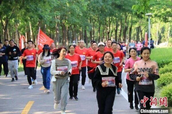 户外运动者跋涉山林拥抱大自然