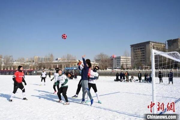 呼和浩特举办雪地足球锦标赛