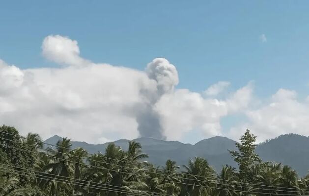 印尼杜科诺火山发生喷发